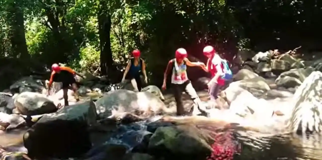 Una caminata de una hora lleva a un tesoro de agua helada en Los Pizarro