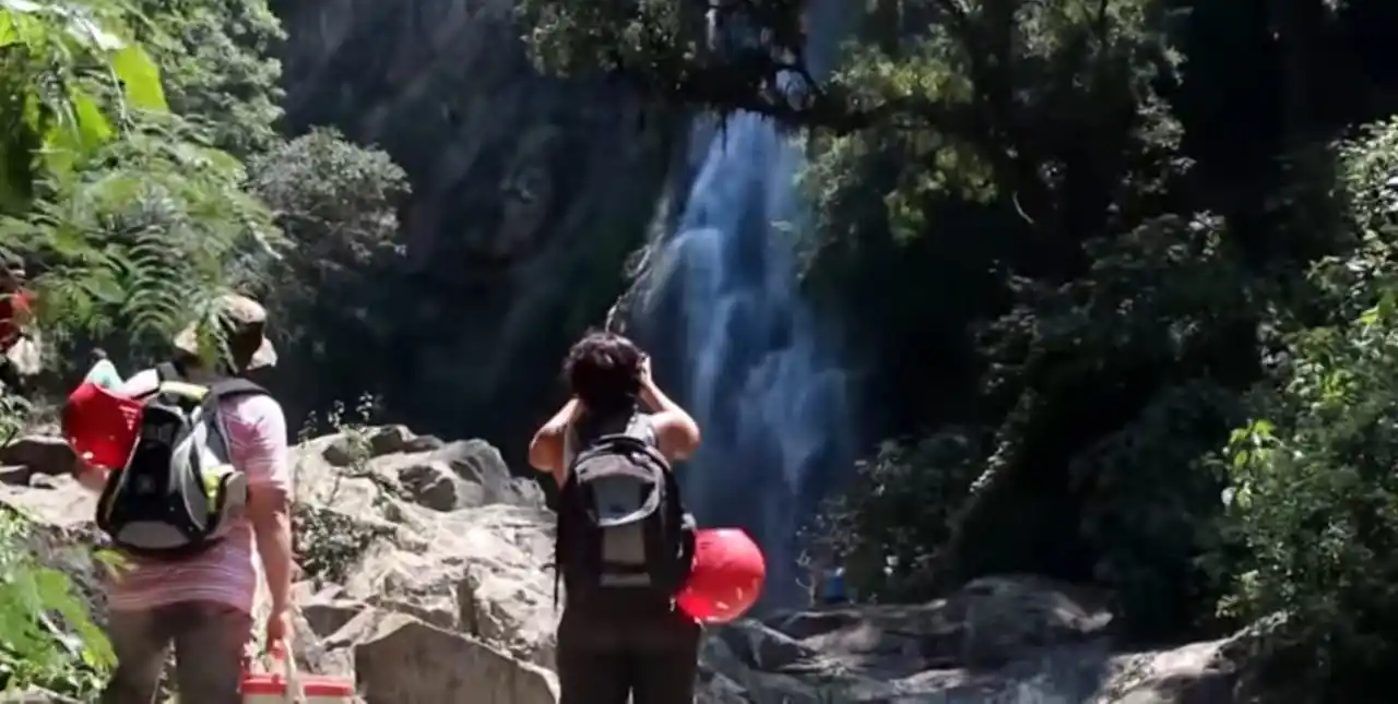 Una caminata de una hora lleva a un tesoro de agua helada en Los Pizarro