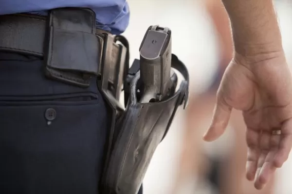 Violencia de Género: una provincia dispuso que se le quitará el arma reglamentaria al policía denunciado