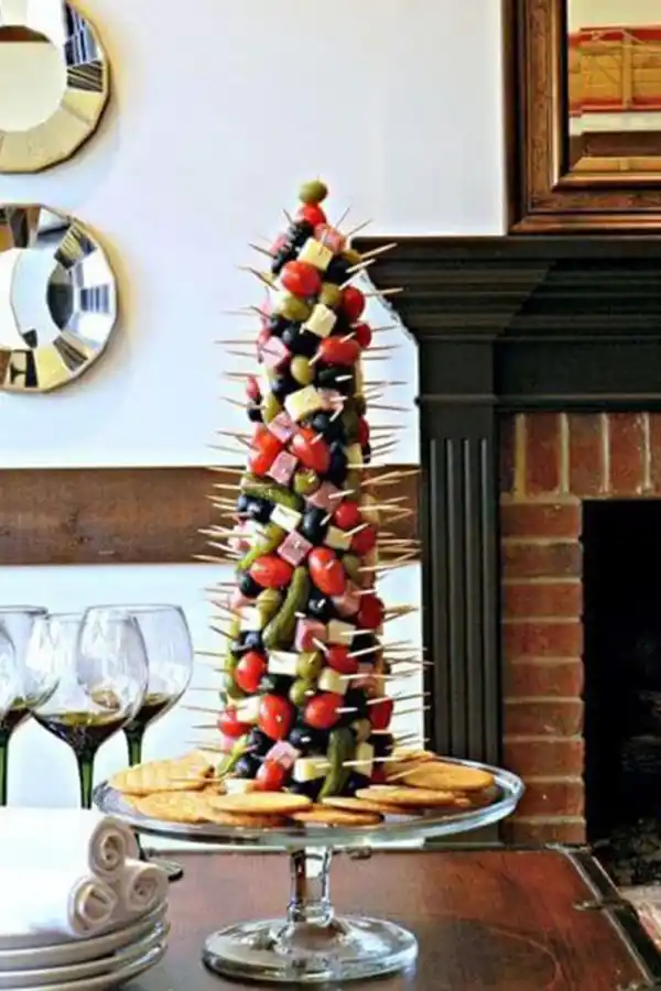 MESA DE COMIDAS. El estilo buffet permite que cada uno se sirva (con barbijo) y minimiza riesgos de covid-19. 