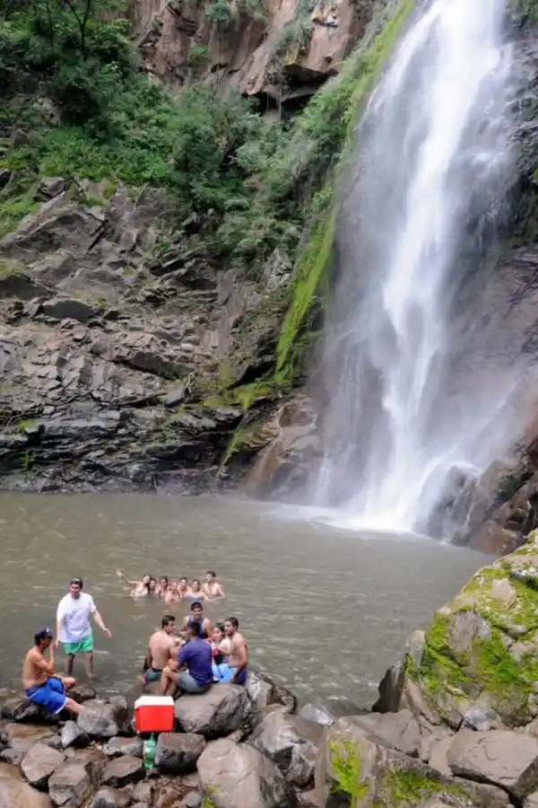 Una caminata de una hora lleva a un tesoro de agua helada en Los Pizarro