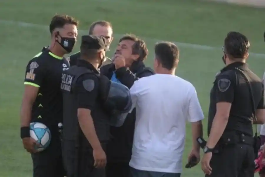 ESCÁNDALO. Tras el 0-1 y en medio de los incidentes, Caruso Lombardi explotó contra Nelson Sosa (de barbijo), el juez que el sábado dirigirá a San Martín, en Junín.