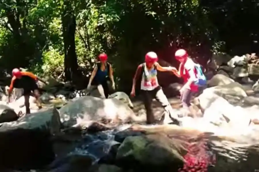 Una caminata de una hora lleva a un tesoro de agua helada en Los Pizarro