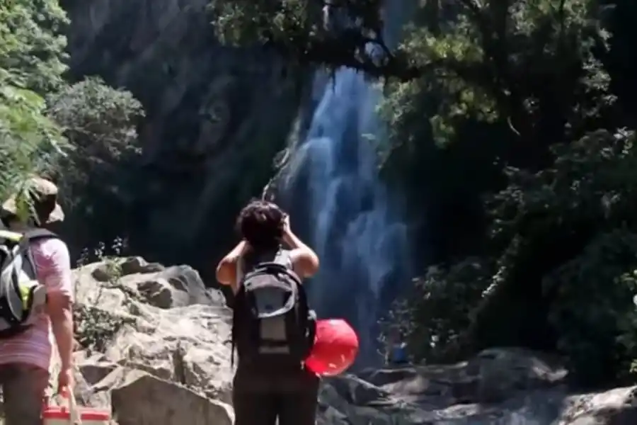 Una caminata de una hora lleva a un tesoro de agua helada en Los Pizarro