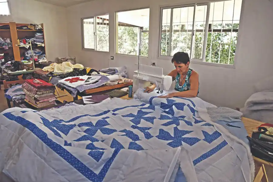 TALLER. Entre todas las repisas hay más de 200 diseños de telas para hacer patchwork.