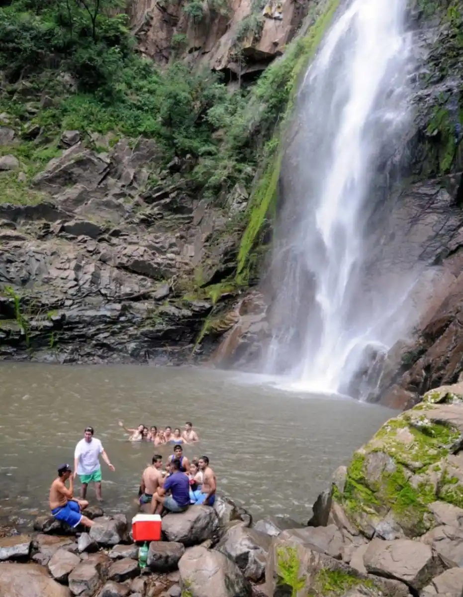 Una caminata de una hora lleva a un tesoro de agua helada en Los Pizarro