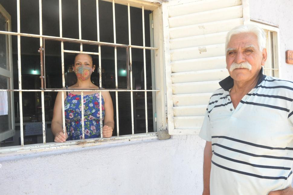 PRECAUCIÓN. Por los robos, una vecina electrifica su ventana de noche. 
