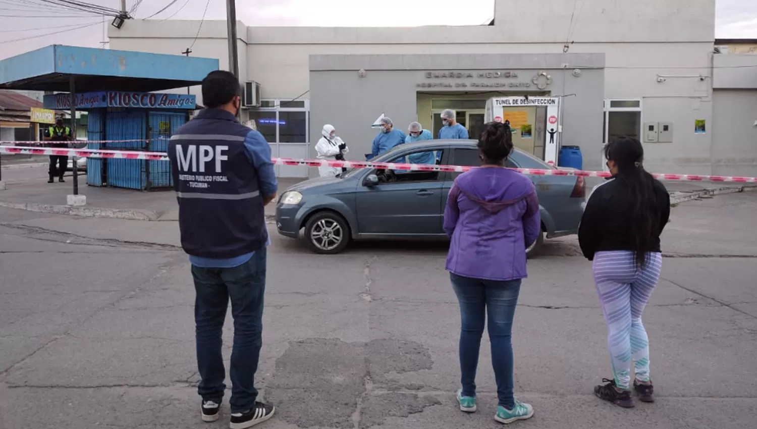 INVESTIGACIÓN. Los integrantes del MPF revisan el vehículo abandonado en la puerta del hospital de Famaillá.