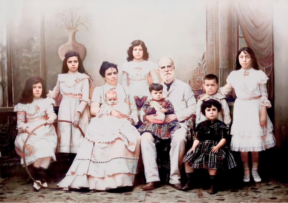 FAMILIA EN PLENO. La niña compartía vestido, educación, habitación y juegos con los otros habitantes de la casa.