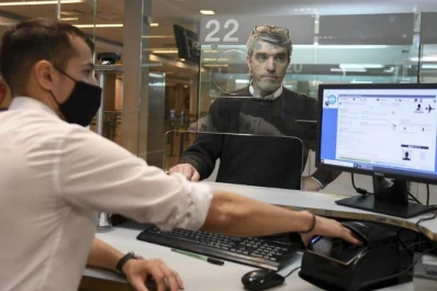 Llegó el último vuelo autorizado desde el Reino Unido