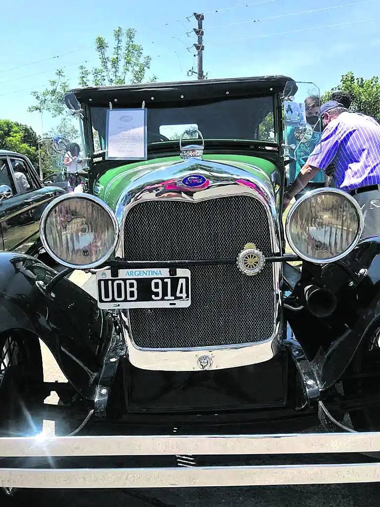 FORD T. Llamado en nuestro país como Ford a bigotes.