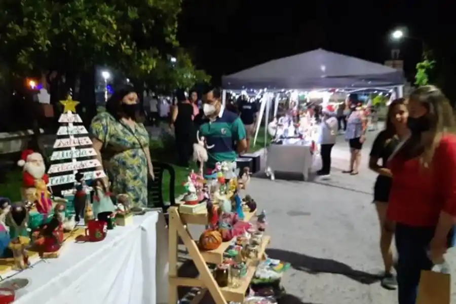 MUCHOS ADORNOS La oferta incluye trabajos en madera y cerámicos.