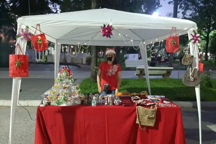 VARIEDADES. También venden desde bolsos tejidos hasta dulces caseros. 