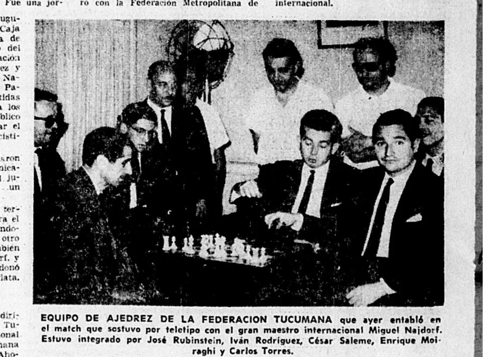 EN TUCUMÁN. Los jugadores se reunieron en la sede de la Caja donde estaba la máquina que se comunicaba con Buenos Aires.  