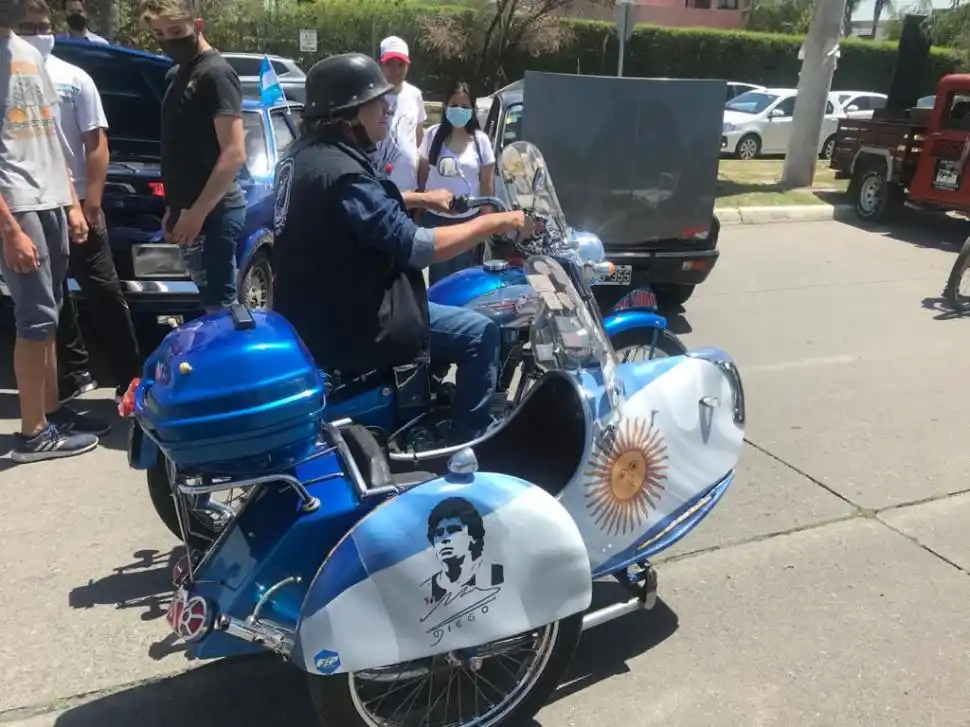 BREVE PASEO. Con la imagen de Diego Maradona en el sidecar. 