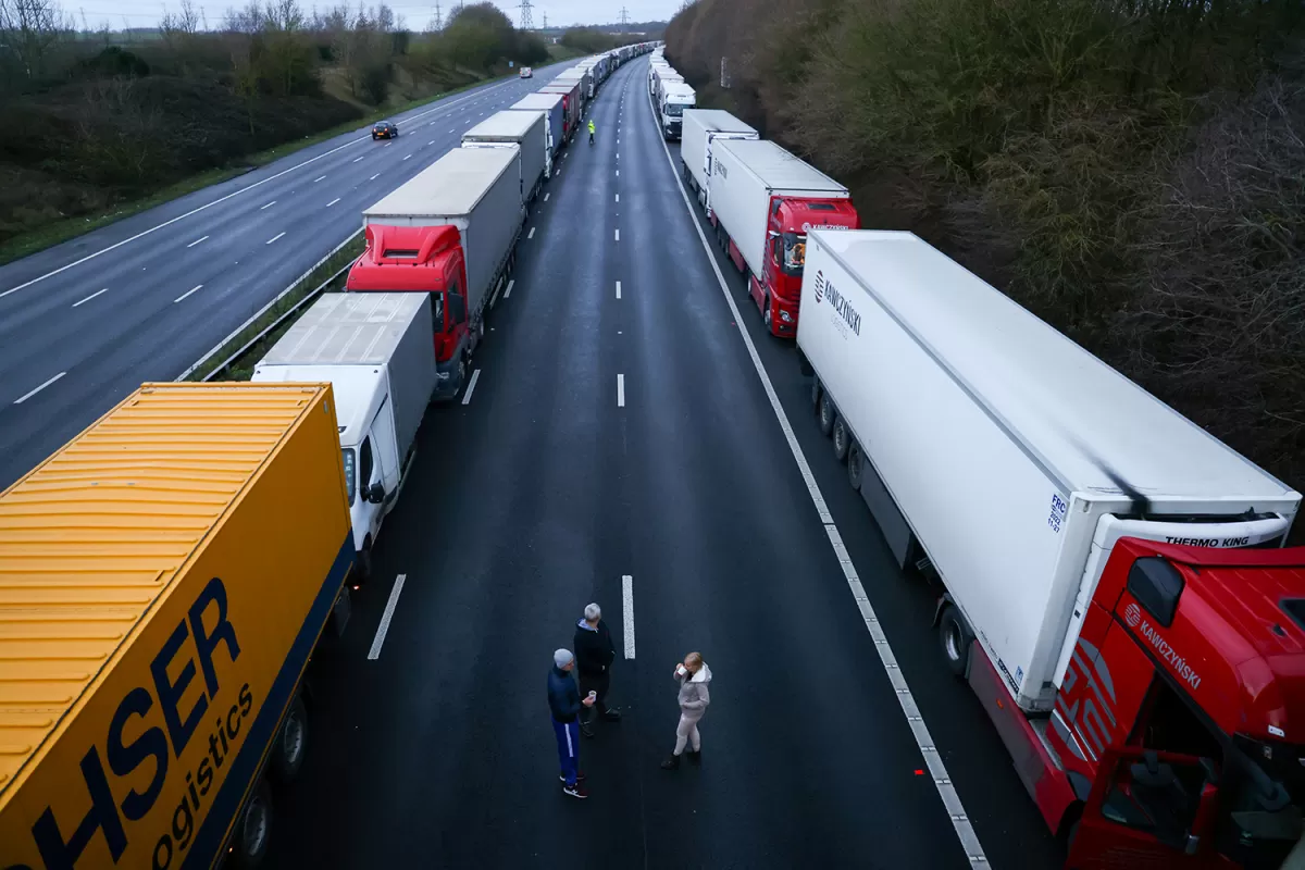 Nueva cepa del virus en Reino Unido: camioneros quedaron atrapados