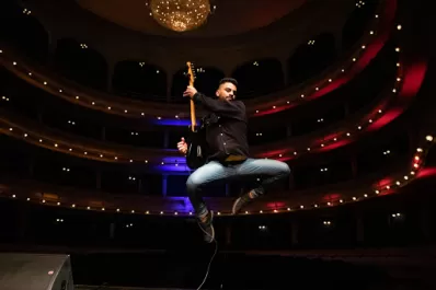 La gratuidad ofrece su ficción cuando la escena está vacía