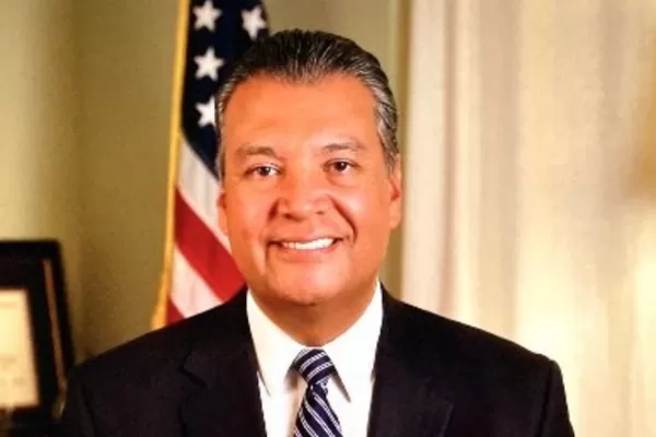 EEUU: un hijo de migrantes mexicanos sustituirá a Kamala Harris en el Senado