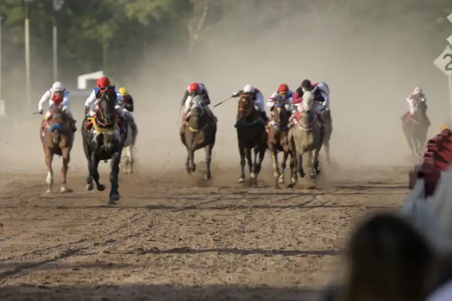 El turf tendrá un cierre a toda orquesta