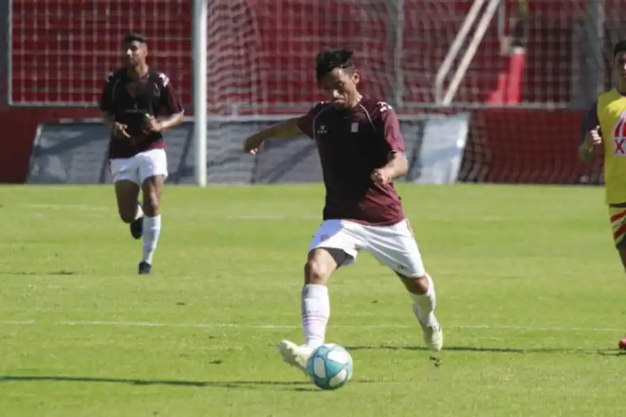 GENERADOR DE JUEGO. Tino Costa mostró chispazos de su clase en Junín. Si él está bien, el equipo tendrá más fútbol.  