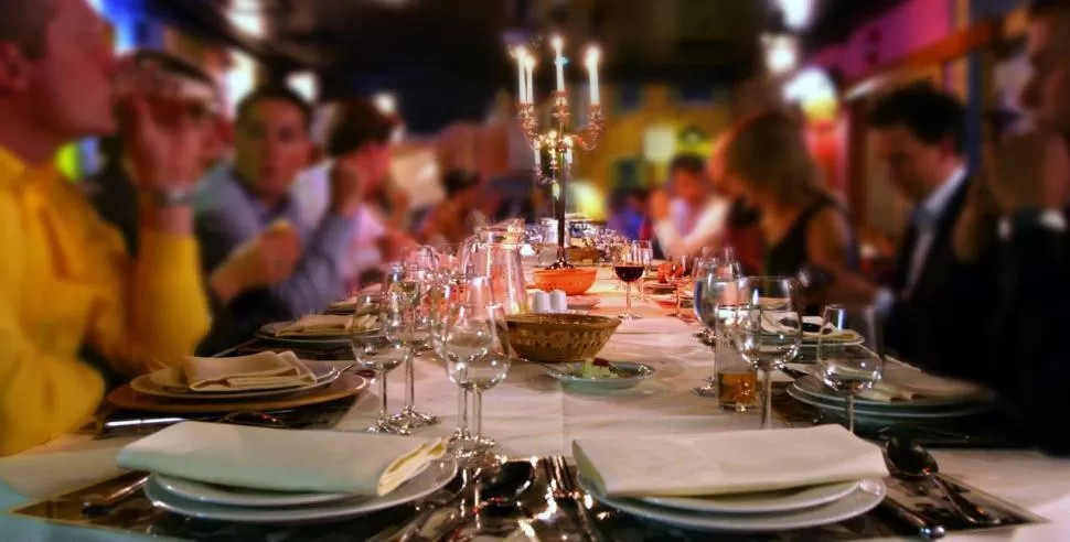 VENTAJAS DE TENER LA MESA PUESTA. La ocasión de divertirte sin pensar en hacer comida o lavar platos.  