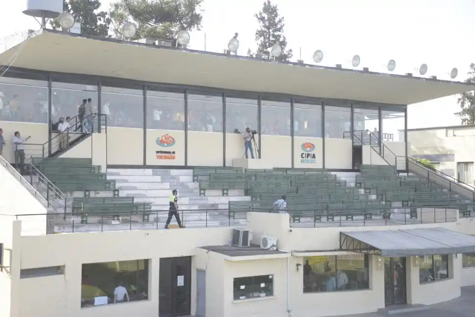 NUEVO SALÓN. La confitería VIP, ubicada arriba de la tribuna oficial que está cerca del disco, es exclusiva para los propietarios de caballos.