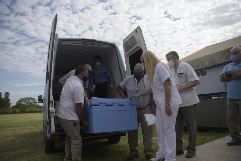 DESCARGA. La ministra Rossana Chahla verifica la llegada del vehículo que transportó las supuestas vacunas.