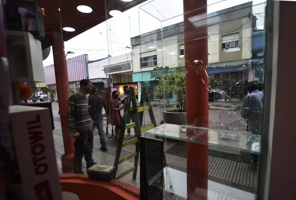 VIDRIERAS ROTAS. Los comerciantes de “La Perla del Sur” piden más seguridad para la zona del microcentro.  
