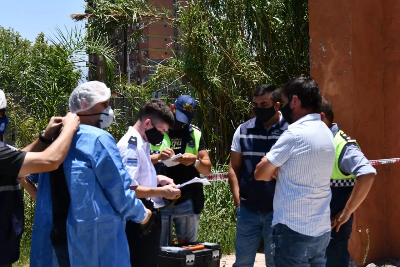 Asesinaron a una mujer indigente en uno de los galpones del ferrocarril