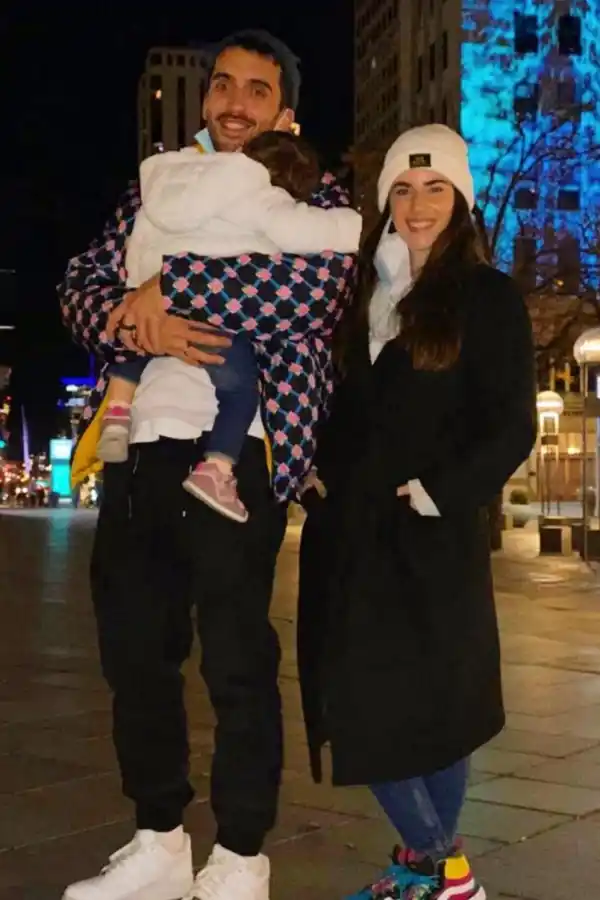 FAMILIA. Consuelo, su esposa, y Sara.