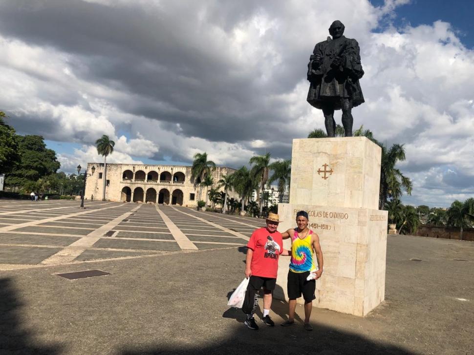 RÉLAX. Fernández y Coria de visita en la Plaza de España en Santo Domingo.  