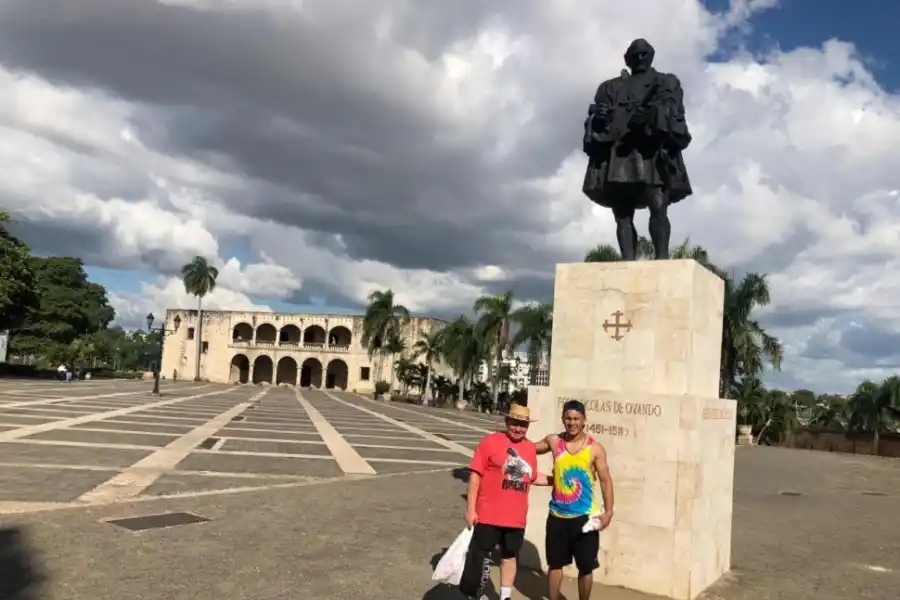RÉLAX. Fernández y Coria de visita en la Plaza de España en Santo Domingo.  