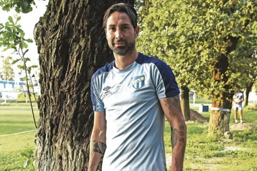 LISTO PARA ATAJAR. Lucchetti fue titular en el partido ante Talleres y lo volverá a ser ante San Lorenzo. El plantel se entrenó ayer y repetirá hoy por la mañana.  