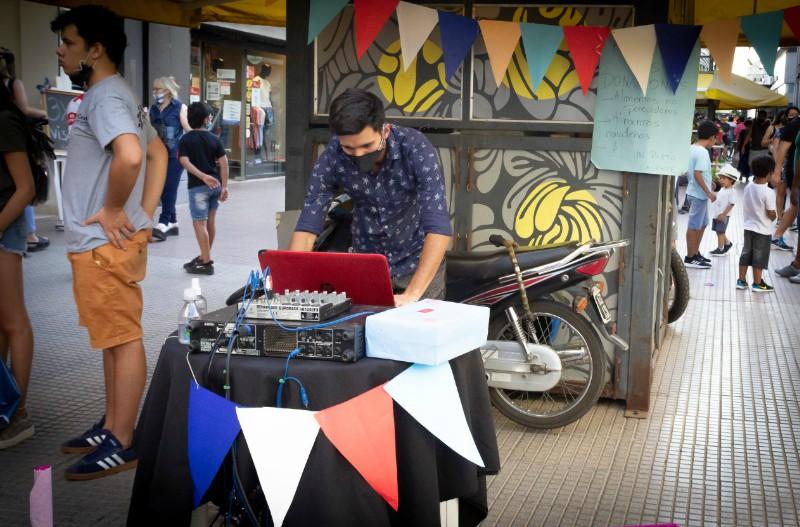 Navi-dar remix: DJ's invaden el microcentro en una acción solidaria