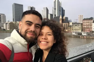 La historia de un tucumano que viajó 11.000 kilómetros para pasar las Fiestas junto a su novia