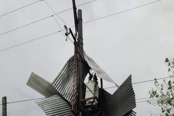 Los Ralos: fuertes vientos provocaron la voladura de techos y caída de postes