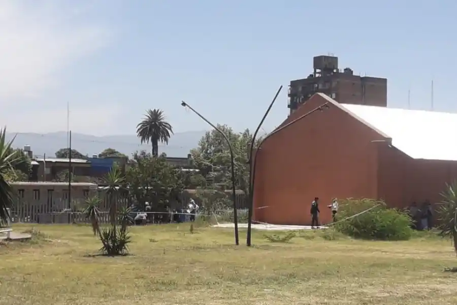 ESCENA. Los peritos inspeccionaron el predio donde ocurrió el asesinato.  