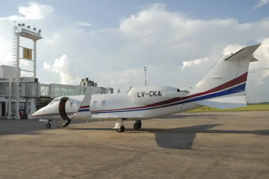 MODELO SIMILAR. La Provincia cuenta con un LearJet, patente LV-CKA, y busca incorporar otro. Foto de archivo LA GACETA / Osvaldo Ripoll