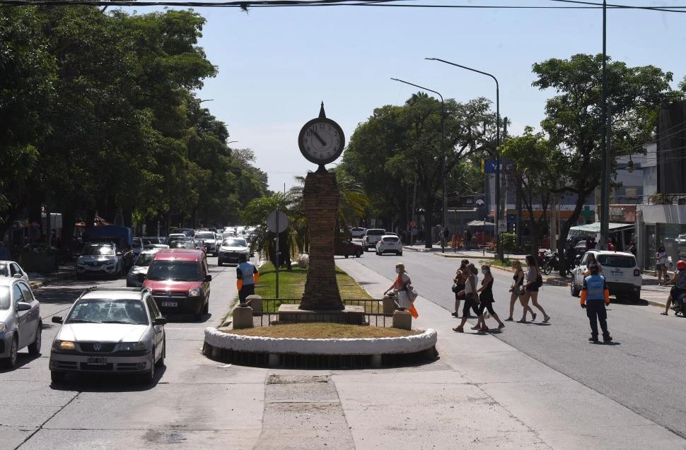 EMBOTELLAMIENTO. Decenas de autos circulan por la avenida Aconquija, en Yerba Buena. Mucha gente salió de compras y las calles de la Ciudad Jardín estuvieron atestadas durante la mañana y la tarde. 
