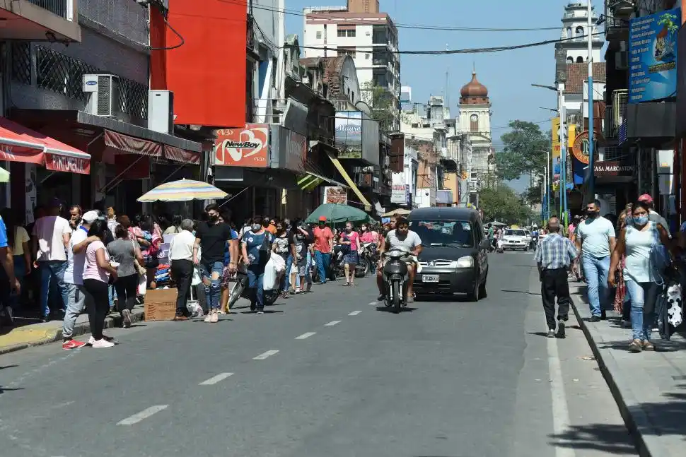 FALTA ESPACIO. Muchos caminan por el borde de la calle en la 24 de Septiembre al 200. Las veredas, atestadas.