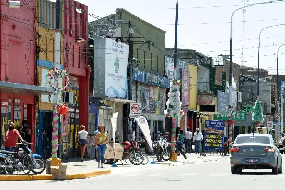MÁS TRANQUILO. Bandeños caminan por una vereda semivacía ya al final de una mañana de compras.