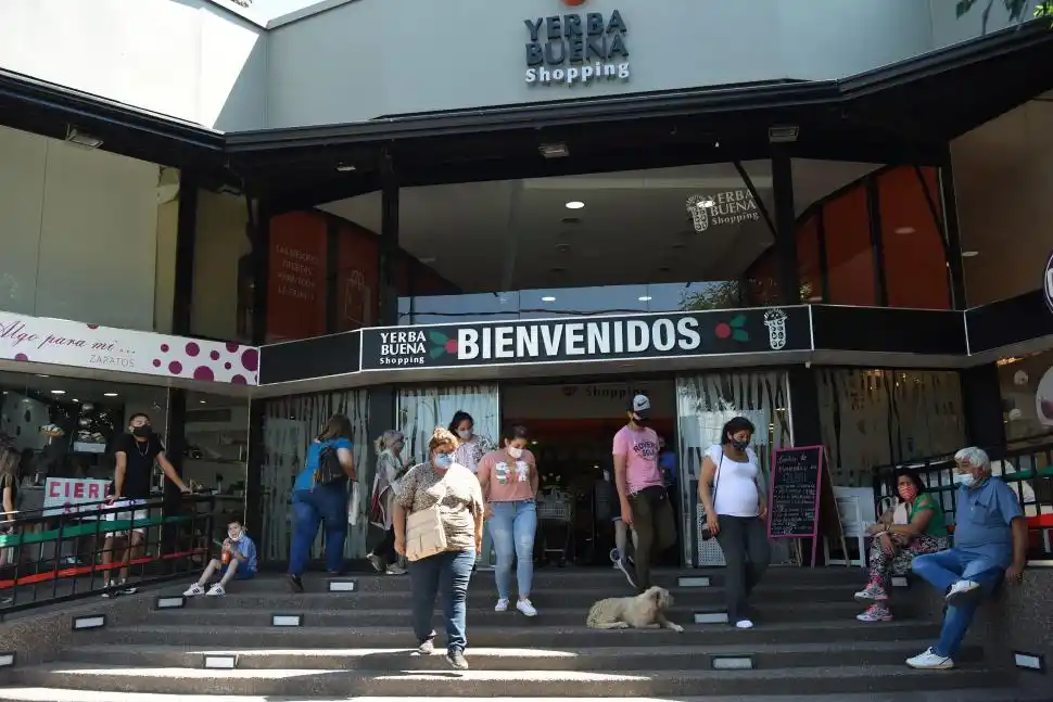 SHOPPING. Yerbabuenenses salen del shopping viejo, que tuvo mucha concurencia por la mañana..