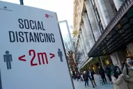 Las vacunas ofrecen al mundo una salida a la tragedia, pero llevará tiempo