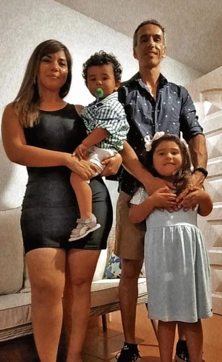 ANÍBAL JOSÉ MANUEL CÓRDOBA. Con su esposa y sus dos hijos.