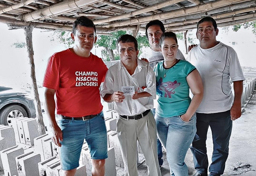 JOSÉ DELFÍN FIGUEROA. Con su hijo y otros familiares, en su casa.