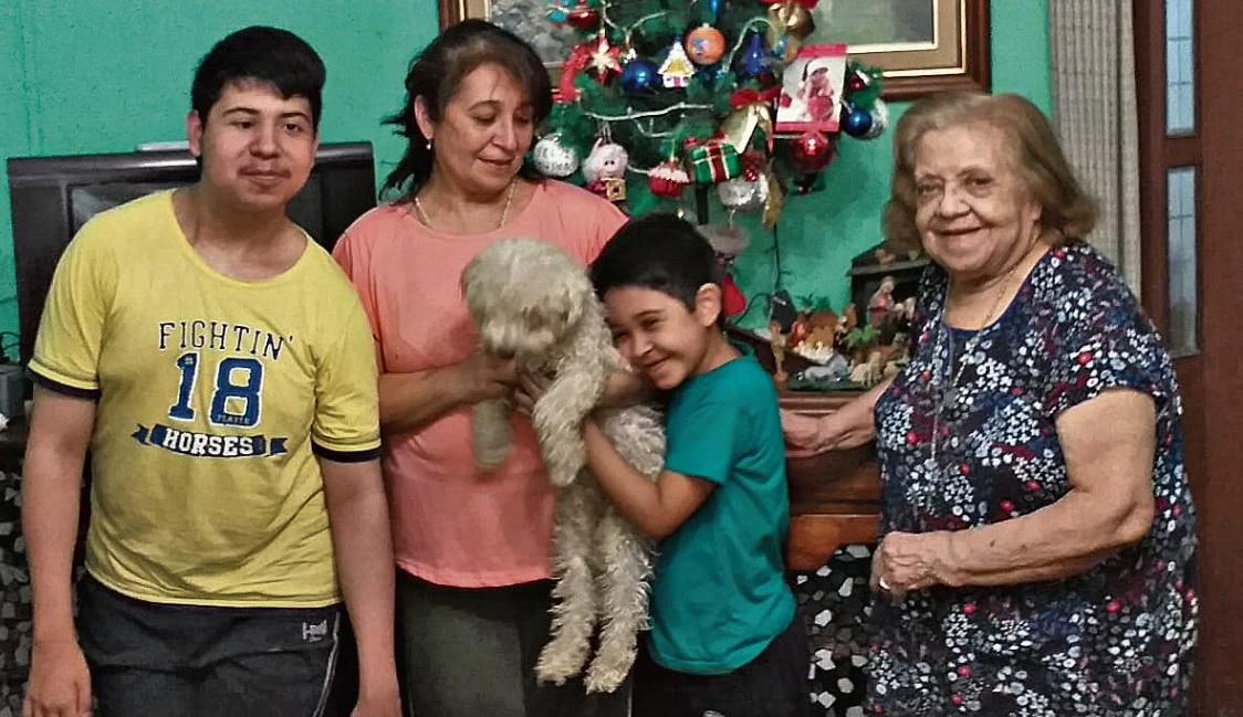 NIEVES DEL VALLE VÉLIZ. Con sus dos hijos, su madre y su mascota.