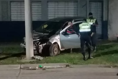 Un conductor chocó contra un poste de luz en Lucas Córdoba y Uruguay