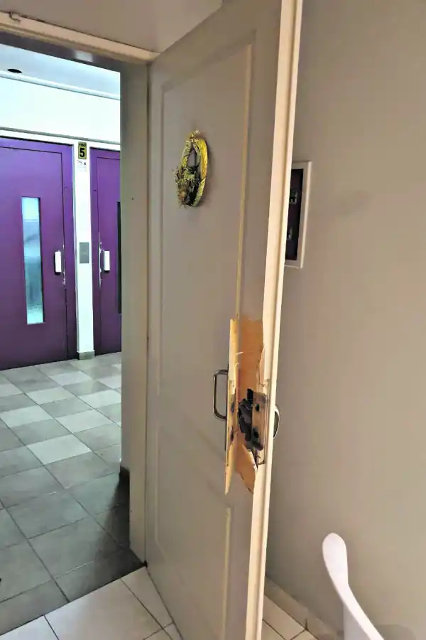 DE PAR EN PAR. Roberto Palina encontró su departamento abierto y con luces encendidas.