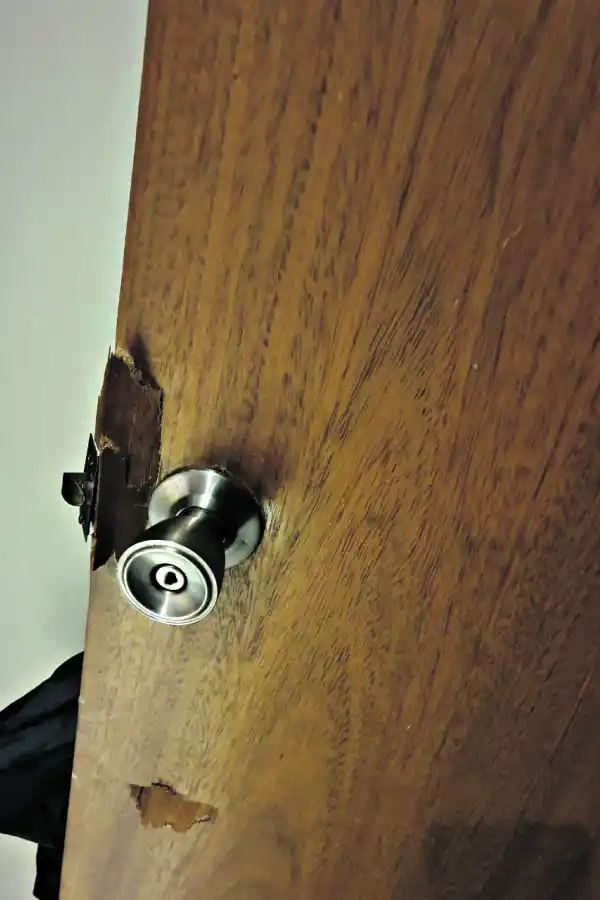 DESTROZADA. Rompieron las cerraduras de las habitaciones donde había dinero.