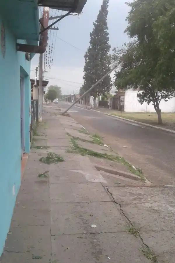 POSTES CAÍDOS. Las ráfagas dejaron el tendido eléctrico en el piso. Foto: Prensa Colombres